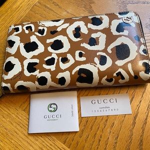 “SOLD”GUCCI ZIP AROUND LEATHER WALLET